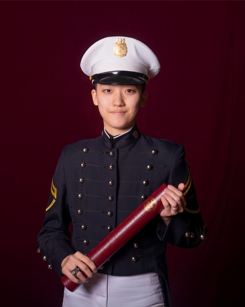 见习督察李梦婷毕业于美国私立军校。