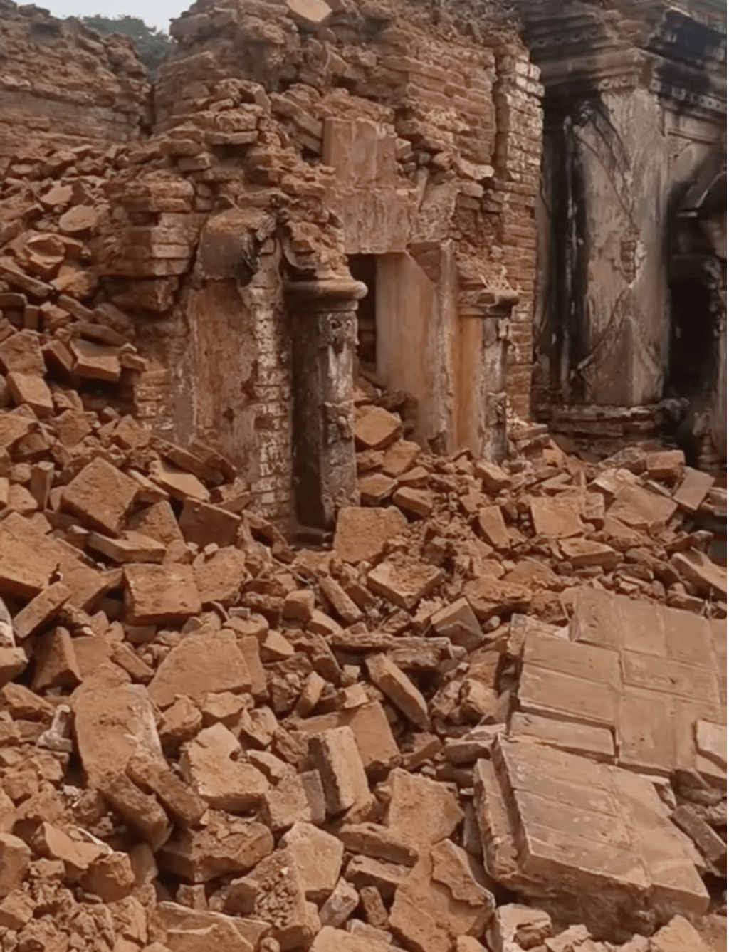 蒲甘古城一片颓垣败瓦,满目疮痍。 蒲甘古城一片颓垣败瓦,满目疮痍。