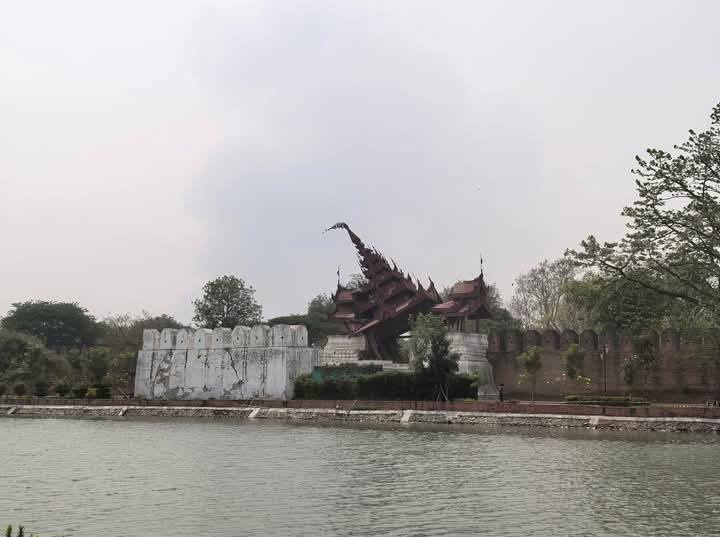 曼德勒皇宫一塔楼在地震后倾斜。 曼德勒皇宫一塔楼在地震后倾斜。