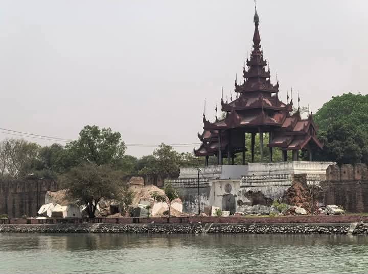地震后曼德勒皇宫外牆倒塌。 地震后曼德勒皇宫外牆倒塌。