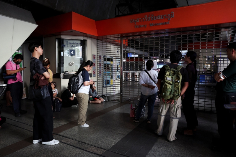曼谷火车站暂时关闭，民众在外等候。