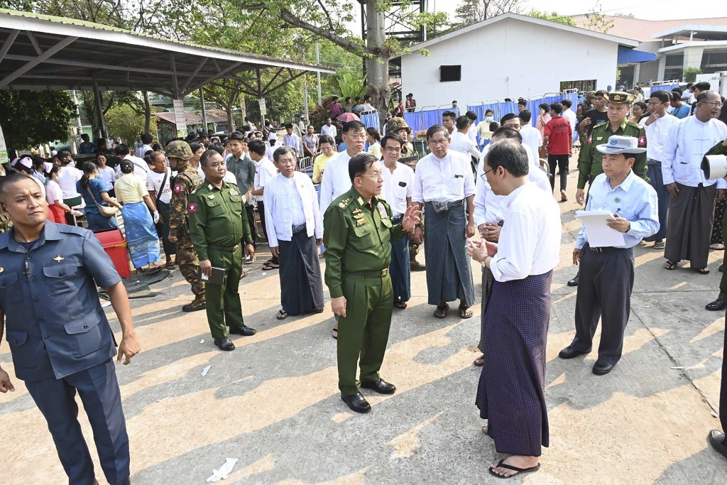 缅甸军政府领袖敏昂莱视察灾情。 缅甸军政府领袖敏昂莱视察灾情。