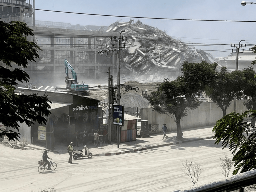 建筑物倒塌的景象 建筑物倒塌的景象