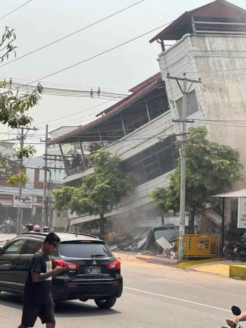 在缅甸曼德勒省拍摄的地震后受损的建筑。 新华社 在缅甸曼德勒省拍摄的地震后受损的建筑。 新华社