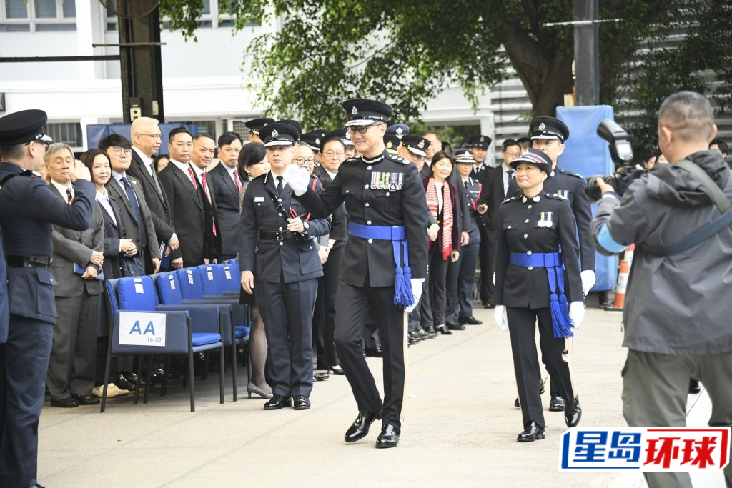 萧泽颐最后一次以警务处处长身份在香港警察学院结业会操典礼中任检阅官。 萧泽颐最后一次以警务处处长身份在香港警察学院结业会操典礼中任检阅官。