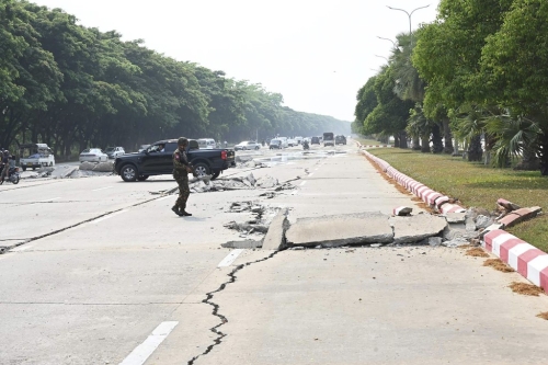 内比都道路出现裂缝。 内比都道路出现裂缝。