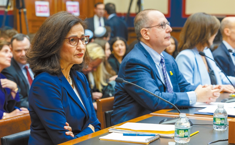 阿姆斯特朗宣布辞职，自称心系科学研究。