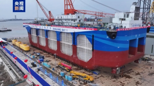 全球首艘“养鱼航母”下水。　央视
