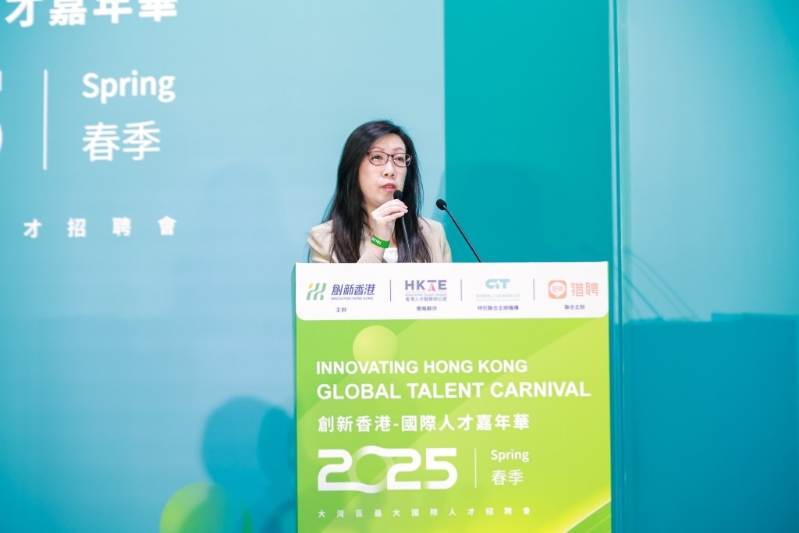 获奖代表中银香港张嘉敏致辞。