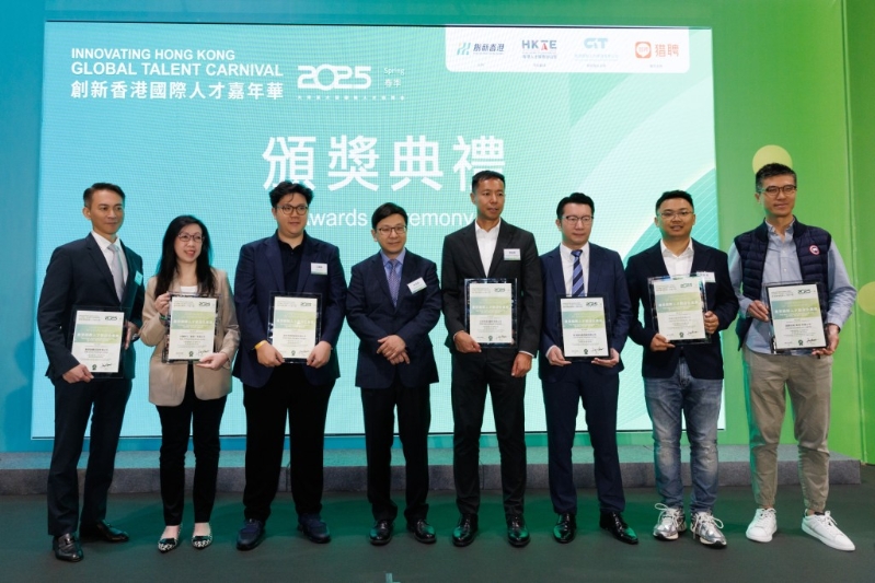 获奖企业代表与颁奖嘉宾合照，左起庄峻岳、张嘉敏、江展南、孙玉菡、李加齐、常仲壹、 高振、陈家邦。