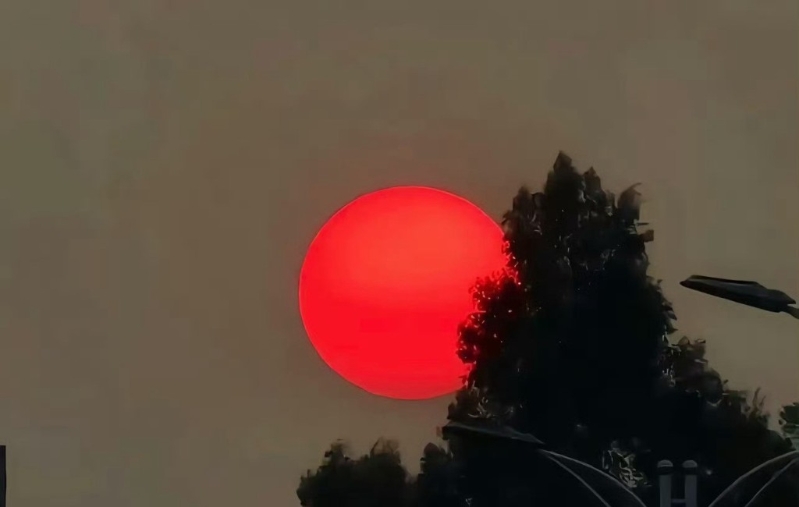 云南前日天空惊现血红太阳。胖虎堂＠微博