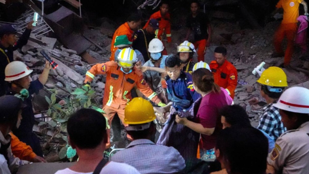 2025年3月29日,缅甸曼德勒,救援人员从强烈地震后倒塌的建筑物废墟中救出一人。路透社 2025年3月29日,缅甸曼德勒,救援人员从强烈地震后倒塌的建筑物废墟中救出一人。路透社