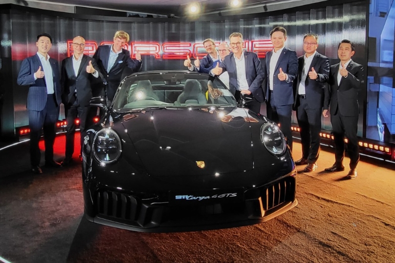 新版保时捷Porsche 911 (992.2)香港发表，保时捷中国总裁及首席执行官Alexander Pollich(右四)，以及捷成集团董事总经理Alfons Mensdorff-Pouilly(左三)，率领旗下高层代表出席派对。