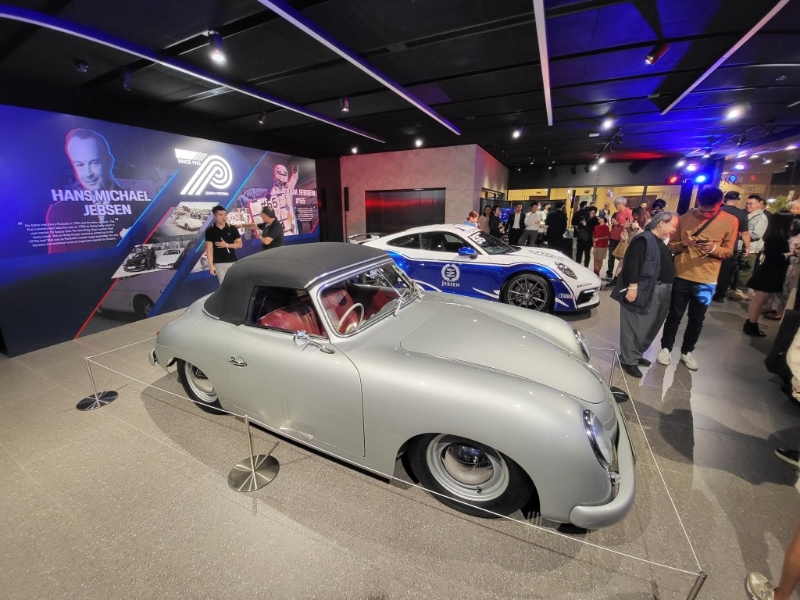 新版保时捷Porsche 911 (992.2)香港发表，同场展出1955年首辆在港登记的356 Cabriolet，以及拉上赛车花的最新款911 Carrera T。