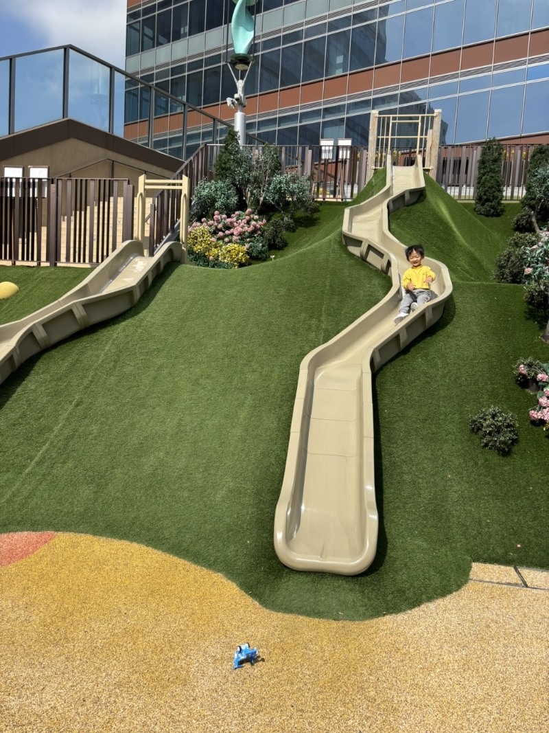 舒泰花园的滑梯有长短两条，中途轻微转变方向，吸引小朋友玩完再玩。（图片来源：《亲子王》）