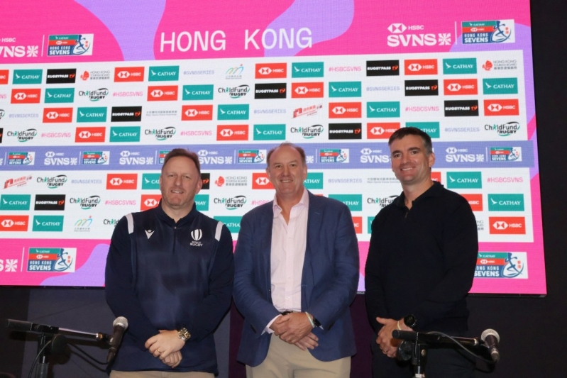 世界榄总主席罗拔臣(中)指启德主场馆，是为七榄赛而设的球场。