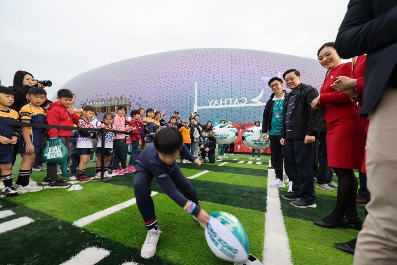 李家超又去了一趟赛事首设的球迷村,形容如同嘉年华。 李家超又去了一趟赛事首设的球迷村,形容如同嘉年华。