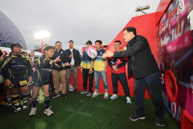 李家超与小朋友一起玩游戏。 李家超与小朋友一起玩游戏。