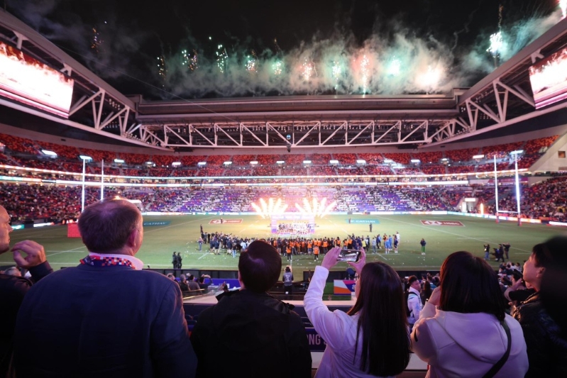 李家超欣赏闭幕礼的烟火表演。 李家超欣赏闭幕礼的烟火表演。