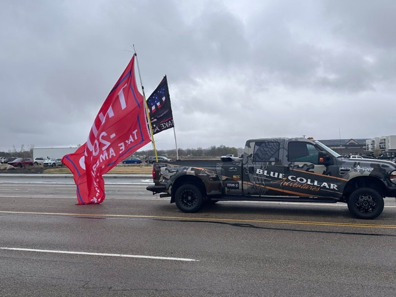 爱达荷州梅里迪恩镇是特朗普支持者居多的地方,当反马斯克的抗议活动发生之际,特朗普支持者举着MAGA大旗开车经过,引发抗议者的冲撞。X 爱达荷州梅里迪恩镇是特朗普支持者居多的地方,当反马斯克的抗议活动发生之际,特朗普支持者举着MAGA大旗开车经过,引发抗议者的冲撞。X
