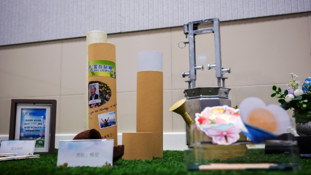 食环署免费提供一次性撒灰器，市民可写下对亡者的思念和祝福。