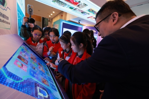 学生在国家安全展览厅参观“全民国家安全教育日”专题展览，邓炳强亦抽空到场。