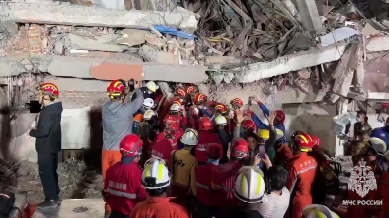 当地消防部门称，他们还从曼德勒一栋倒塌的公寓大楼中救出29人。 美联社