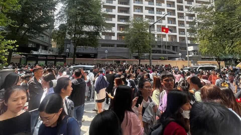 胡志明市高层建筑中的人们跑到户外躲避。 央视新闻图片 胡志明市高层建筑中的人们跑到户外躲避。 央视新闻图片