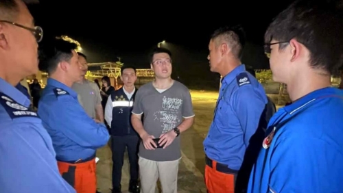 特区救援队与中国驻缅甸大使馆外交官见面商讨救援方案。