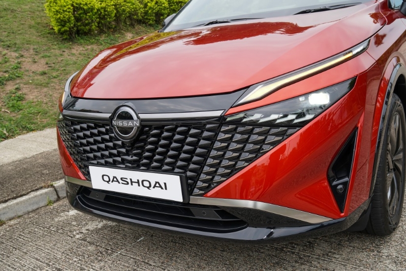 新款日产Nissan Qashqai Turbo Mild Hybrid Premier试驾：车头造型截然不同，导入由多个亮黑漆面立体元素组成的大型鬼面罩，头灯组并采用分离式设计。