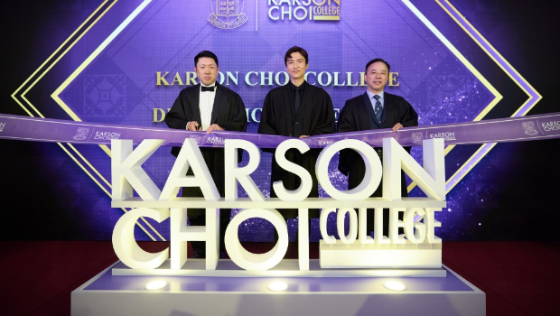 港大为感谢蔡加讚（中）慷慨捐助，于学院礼堂举行铭谢礼，港大校长张翔（右）及院长孔繁毅（左）一同主礼。