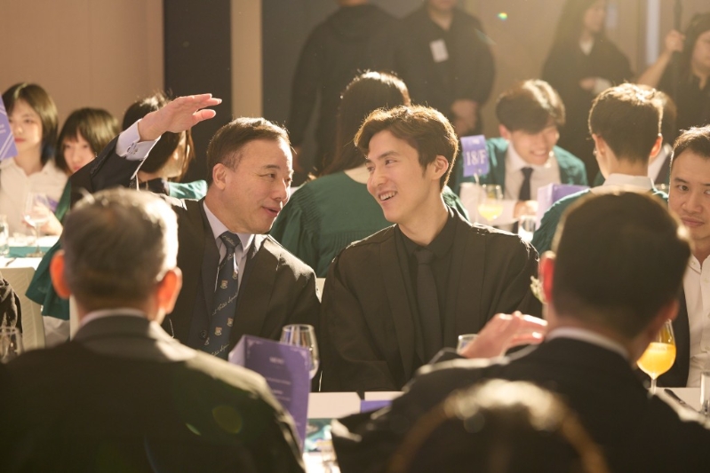 铭谢礼后，学院特别举办高桌晚宴。蔡加讚与张翔言谈甚欢。