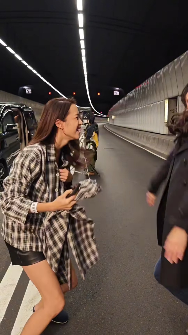 刘颖镟不断傻笑。 刘颖镟不断傻笑。