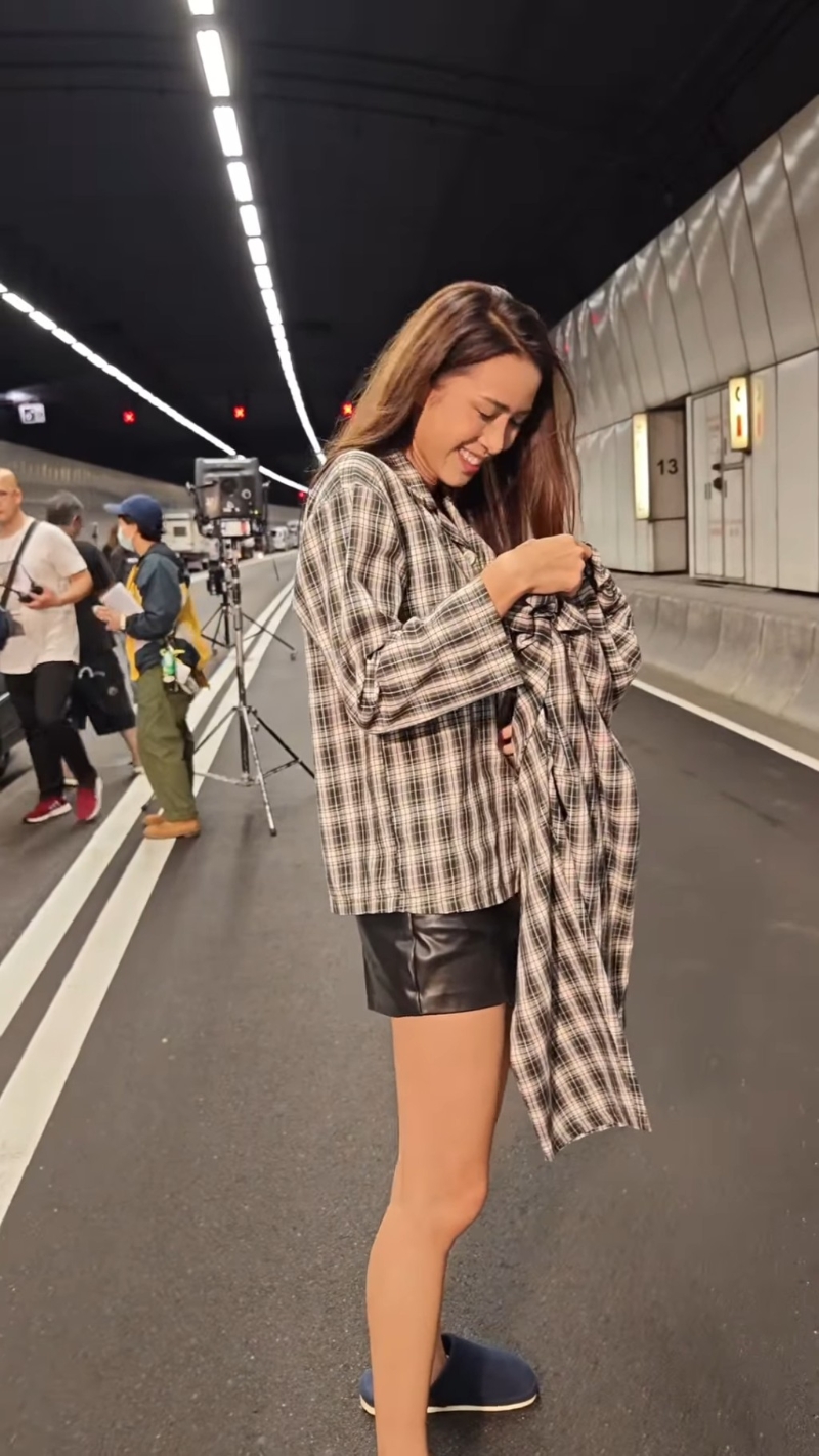 刘颖镟准备脱下上衣。 刘颖镟准备脱下上衣。