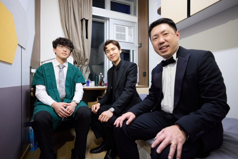 蔡加讚（中）及孔繁毅（右）到宿舍了解学生住宿环境。