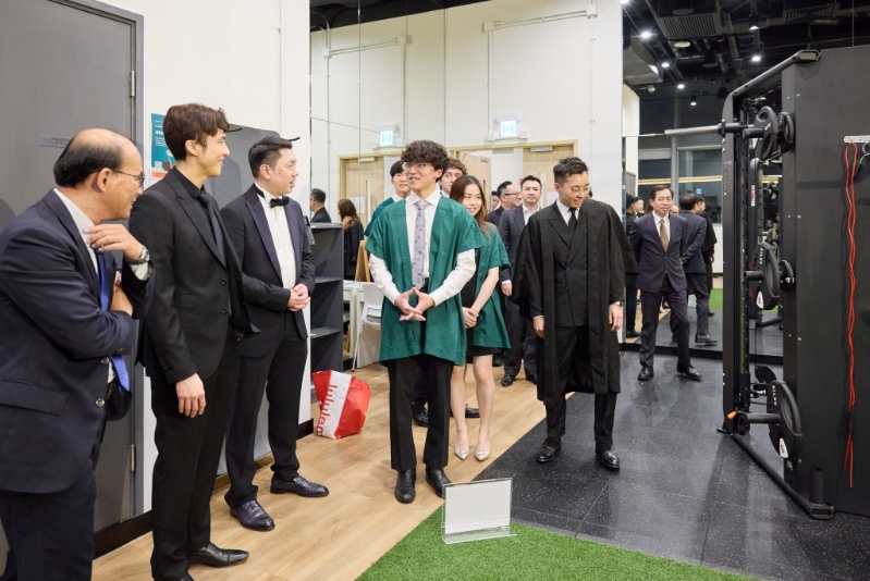 学生向嘉宾介绍健身室设施。