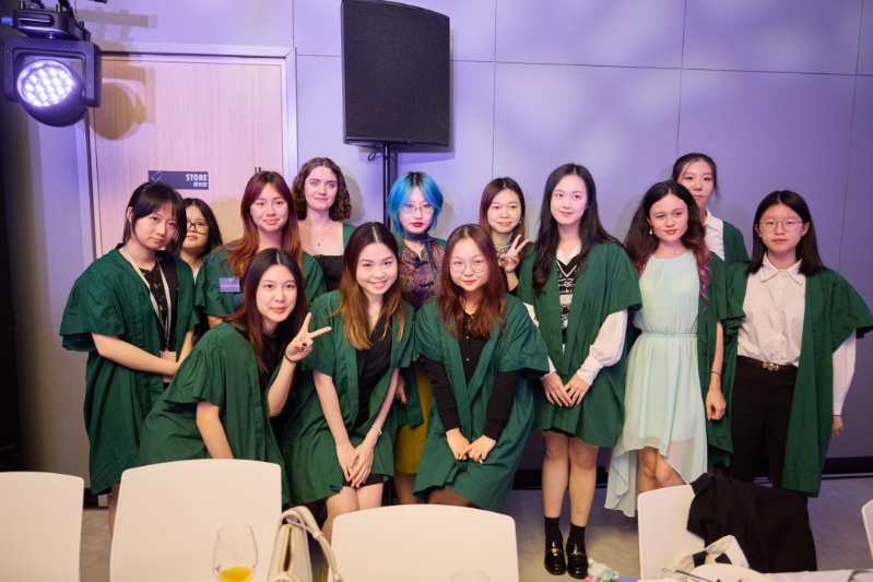 典礼后学院特别举办高桌晚宴，本地及海外生共聚一堂。