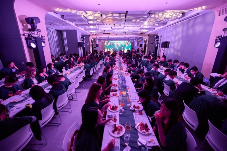 典礼后学院特别举办高桌晚宴，座无虚席。