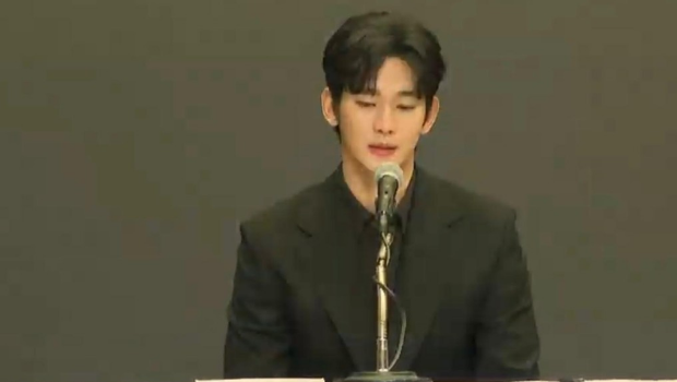 金秀贤今日下午穿全黑西装现身记者会。.jpeg 金秀贤今日下午穿全黑西装现身记者会。.jpeg