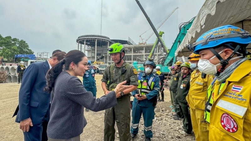 佩通坦周一视察曼谷塌楼废墟现场。