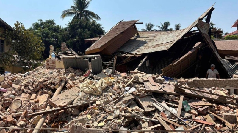 大地震后，缅甸包括寺庙在内的大量建筑倒塌。美联社