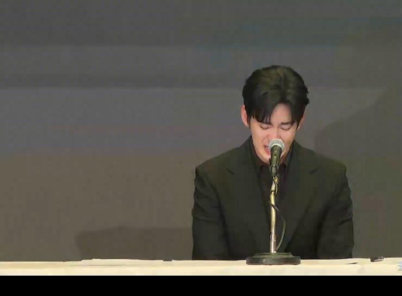 金秀贤今公开现身记者会，首先他先90度鞠躬道歉，表示自己「非常抱歉」，他强调与金赛纶的恋情始于女方成年后，更决定要控告女方遗属、横竖研究所。