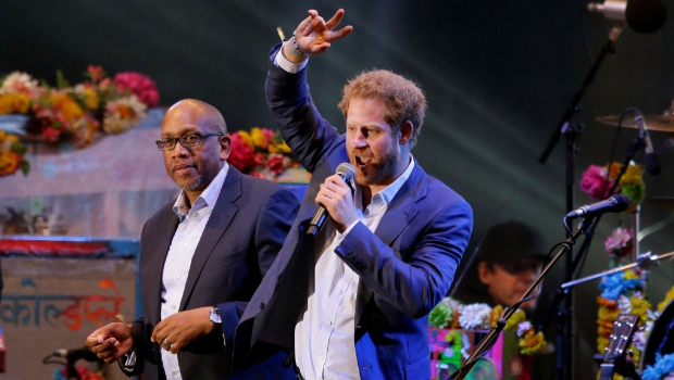 哈里与莱索托王子西索（Seeiso）。 美