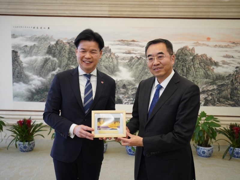 律司会会长汤文龙（左）向马新民致送纪念记。 律师会FB图片