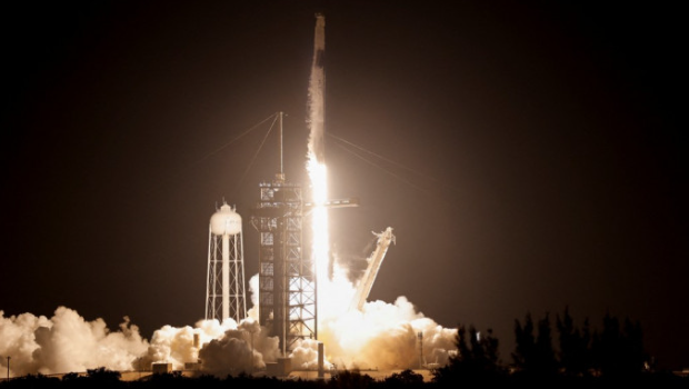 SpaceX首载人绕飞地球南北极 SpaceX首载人绕飞地球南北极