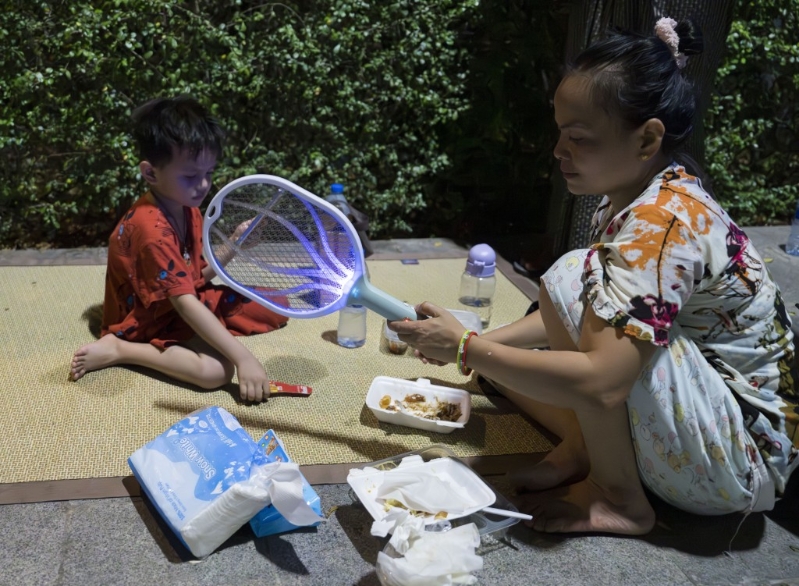 曼德勒各地民众连续4晚露宿街头,无法返回被摧毁的家园。 曼德勒各地民众连续4晚露宿街头,无法返回被摧毁的家园。