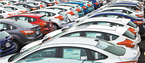 位于洛杉矶北山的福特汽车经销店。 位于洛杉矶北山的福特汽车经销店。