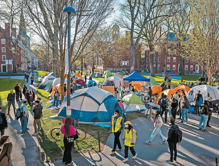 图为哈佛大学校园的抗议活动。 图为哈佛大学校园的抗议活动。