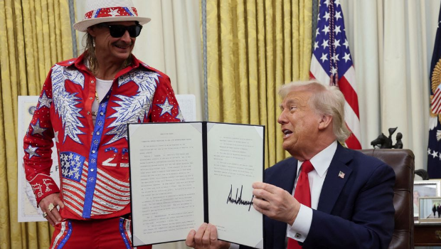 美国总统特朗普3月31日在摇滚嘻哈歌手“摇滚小子”(Kid Rock)见证下,于白宫椭圆形办公室签署了打击黄牛的行政命令。 美国总统特朗普3月31日在摇滚嘻哈歌手“摇滚小子”(Kid Rock)见证下,于白宫椭圆形办公室签署了打击黄牛的行政命令。