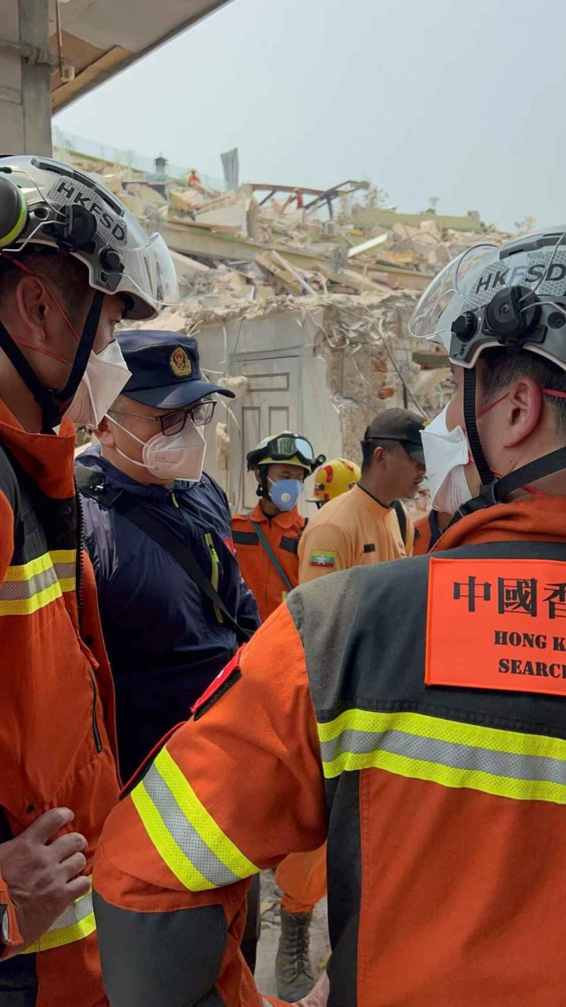 特区救援队今早与中国救援队在一受灾区域进行首次联合行动。 保安局fb图片